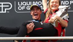 Marquez scatenato: fa la Viking Row per il titolo e porta in trionfo Laura "Lalla" Beretta. Chi è la SMM Ducati
