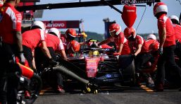 F1, meccanico Ferrari investito: perché la FIA non ha penalizzato Hamilton. Lewis: "Basta errori"