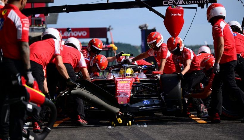 F1, meccanico Ferrari investito: perché la FIA non ha penalizzato Hamilton. Lewis: "Basta errori"