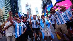 New York e l'invasione dei tifosi dell'Argentina, delirio a Times Square