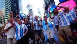 Spagna-Argentina: New York e l'invasione dei tifosi dell'Albiceleste, delirio a Times Square