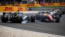 Gp Belgio: Hamilton penalizzato per l'incidente al via con Russell, cosa è successo. Mercedes out, 5" a Lewis