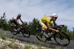 Tour De France, Isaac Del Toro: "Ho scelto di cadere per non colpire Pogacar". Il sacrificio che ha cambiato la tappa
