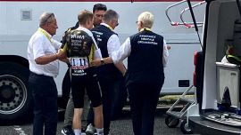 Tour, l’infortunio di Vingegaard è durissimo: frattura e operazione. Pogacar polemico, se la prende col controllo antidoping