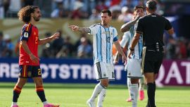 Spagna-Argentina: cosa ha detto Cucurella a Messi coprendosi la bocca, lo sfogo del terzino e il rituale della moneta