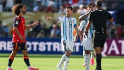 Spagna-Argentina: cosa ha detto Cucurella a Messi coprendosi la bocca, lo sfogo del terzino e il rituale della moneta