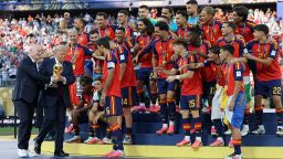 Trump vuole la foto con la coppa, la Roja non gradisce, che imbarazzo