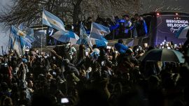Argentina, una folla oceanica accoglie la nazionale tra cori e striscioni: lo sfogo di Lautaro, la polemica di De Paul, Messi non c'era