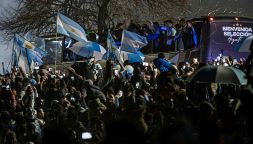 Argentina, una folla oceanica accoglie la nazionale tra cori e striscioni: lo sfogo di Lautaro, la polemica di De Paul, Messi non c'era