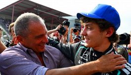 Antonelli, pole per il compleanno di papà Marco: auguri e torta in faccia ma il regalo vero sarà la gara
