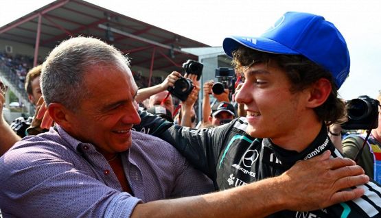 Antonelli, pole per il compleanno di papà Marco: auguri e torta in faccia ma il regalo vero sarà la gara