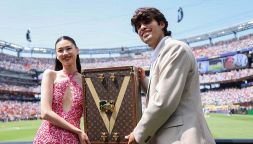 Spagna-Argentina, Alcaraz rispunta con il trofeo ma il nuovo look di Carlos non convince tutti. Che coppia con Hoyeon