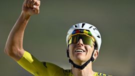Il vestito di Pantani sulle spalle di Pogacar: il record dell’Alpe d’Huez è un altro cortocircuito