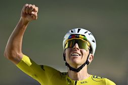 Il vestito di Pantani sulle spalle di Pogacar: il record dell’Alpe d’Huez è un altro cortocircuito
