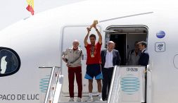 Spagna: la coppa del Mondo è arrivata a Madrid, folla in delirio all'aeroporto, inizia la festa