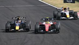 Il capolavoro di Verstappen su Hamilton è già il sorpasso dell'anno: che smacco Lewis, come Abu Dhabi 2021