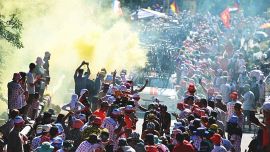 Non solo Pogacar: l’altra faccia dell’Alpe d’Huez. Il brutto incidente di Rubio e le risse tra tifosi, cosa è successo a Evenepoel