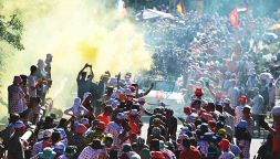 Non solo Pogacar: l’altra faccia dell’Alpe d’Huez. Il brutto incidente di Rubio e le risse tra tifosi, cosa è successo a Evenepoel