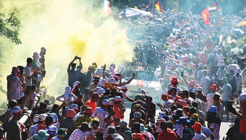 Non solo Pogacar: l’altra faccia dell’Alpe d’Huez. Il brutto incidente di Rubio e le risse tra tifosi, cosa è successo a Evenepoel