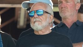 Napoli, De Laurentiis maglietta autocelebrativa e shorts a Dimaro. Si rivede Neres, Di Lorenzo incorona Vergara