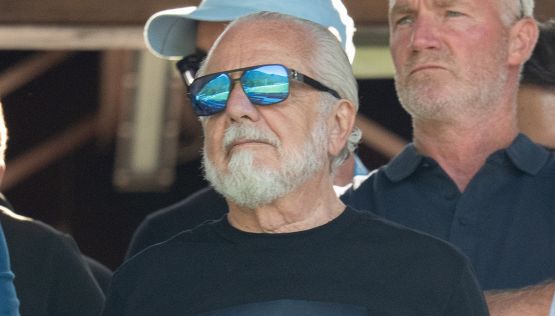 Napoli, De Laurentiis maglietta autocelebrativa e shorts a Dimaro. Si rivede Neres, Di Lorenzo incorona Vergara