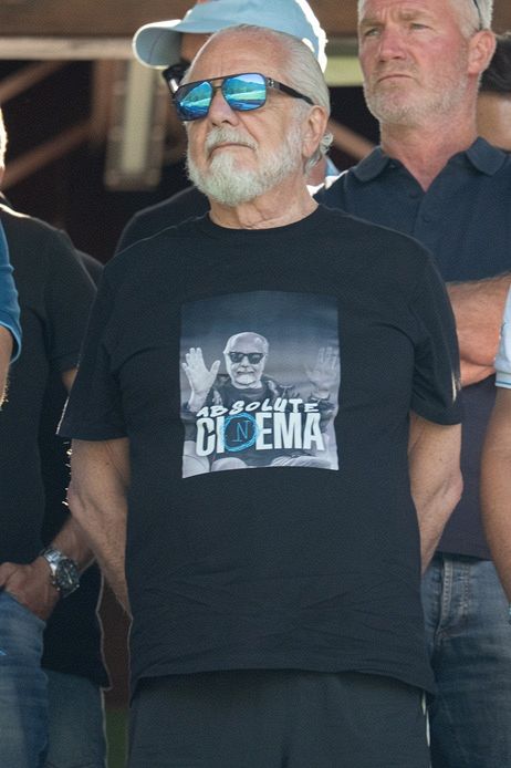 Napoli, De Laurentiis maglietta autocelebrativa e shorts a Dimaro
