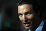 “Due tifosi per la vita”: Salvatore Esposito regala le maglie del Napoli a Matthew McConaughey e Zoe Saldana