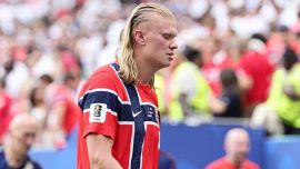 Norvegia, Haaland triste e sostituito saluta i Mondiali, il papà si sfoga: “Ha vinto l’arbitro', il ct fa volare una bottiglia