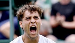 Wimbledon, Cobolli è il re dei tiebreak: 4 su 4 nelle prime due partite, ora c'è Khachanov. "Ci siamo già mandati a..."