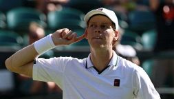 Wimbledon, Sinner torna a sfidare l’allarme caldo: il rischio sospensione e i pericoli contro Mochizuki “l’erbivoro”