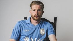 Napoli, presentata la maglia del centenario: De Bruyne e McTominay modelli d’eccezione per la nuova divisa home 2026-2027