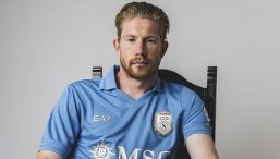 Napoli, presentata la maglia del centenario: De Bruyne e McTominay modelli d’eccezione per la nuova divisa home 2026-2027