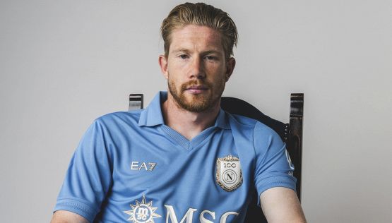 Napoli, presentata la maglia del centenario: De Bruyne e McTominay modelli d’eccezione per la nuova divisa home 2026-2027