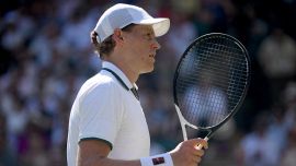 Sinner cuore d’oro a Wimbledon, ferma la partita per salutare una bambina: il timore di Jannik sul forte caldo
