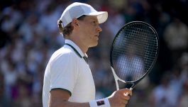 Sinner cuore d’oro a Wimbledon, ferma la partita per salutare una bambina: il timore di Jannik sul forte caldo