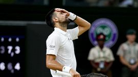 Wimbledon, Djokovic protesta: il tetto fa infuriare Nole che tira in ballo Sinner. Multa per il serbo: cosa è successo