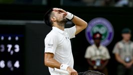 Wimbledon, Djokovic protesta: il tetto fa infuriare Nole che tira in ballo Sinner. Multa per il serbo: cosa è successo