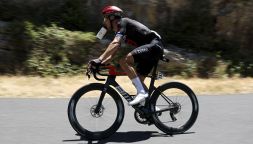 Tour de France bollente, i corridori contro ASO: "Dov'è il protocollo contro il caldo?". Anche il ghiaccio scarseggia