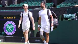 Sinner-Djokovic rompe la tradizione a Wimbledon, ma è polemica: l’orario alimenta i sospetti su Jannik, ma il favorito è Nole