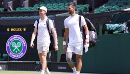 Sinner-Djokovic rompe la tradizione a Wimbledon, ma è polemica: l’orario alimenta i sospetti su Jannik, ma il favorito è Nole