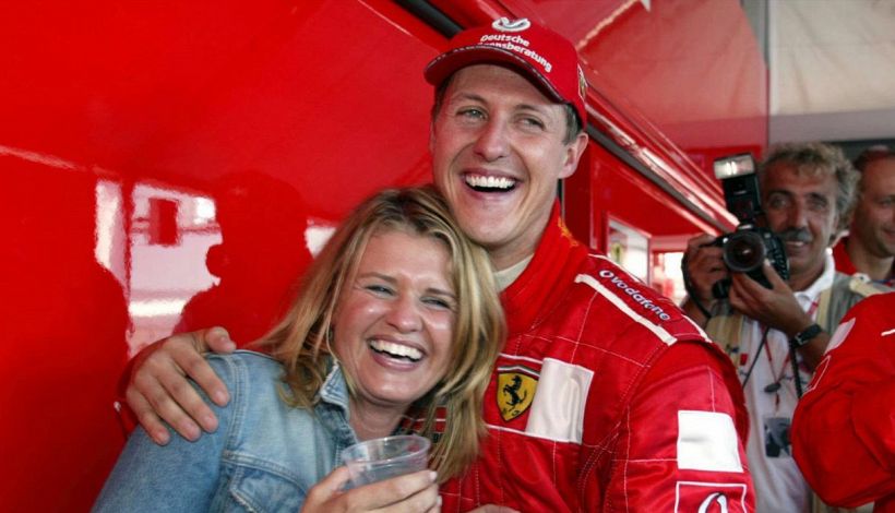 Corinna, moglie del campione F1, si apre su Michael Schumacher: "Ci manca tanto ma è qui"