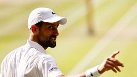 Djokovic, il nervosismo dopo la semifinale con Sinner e il battibecco con i giornalisti: “Siete voi ad avere l’ossessione”