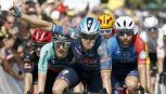 Tour de France, il caldo accorcia la nona tappa ma non le polemiche: Prudhomme si difende. Storie tese tra