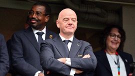 Tutti contro Infantino, pioggia di fischi durante Francia-Spagna e poltrona a rischio: la mossa disperata del presidente FIFA