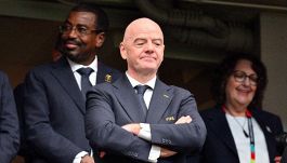 Tutti contro Infantino, pioggia di fischi durante Francia-Spagna e poltrona a rischio: la mossa disperata del presidente FIFA