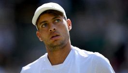 Cobolli, il rientro dopo Wimbledon è un mezzo disastro: fuori a Umago. Darderi in scioltezza, che impresa di Travaglia
