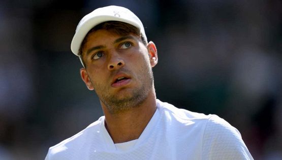 Cobolli, il rientro dopo Wimbledon è un mezzo disastro: fuori a Umago. Darderi in scioltezza, che impresa di Travaglia