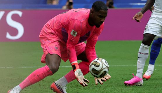 Milan, per Maignan congedo da incubo ai Mondiali: che svarioni in Francia-Inghilterra. E sbaglia anche Rabiot