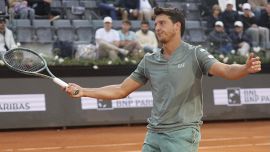 Darderi, che tracollo a Bastad: racchetta spaccata e spogliarello, il titolo va a Rublev. Tsitsipas riemerge dalla crisi