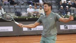 Darderi, che tracollo a Bastad: racchetta spaccata e spogliarello, il titolo va a Rublev. Tsitsipas riemerge dalla crisi